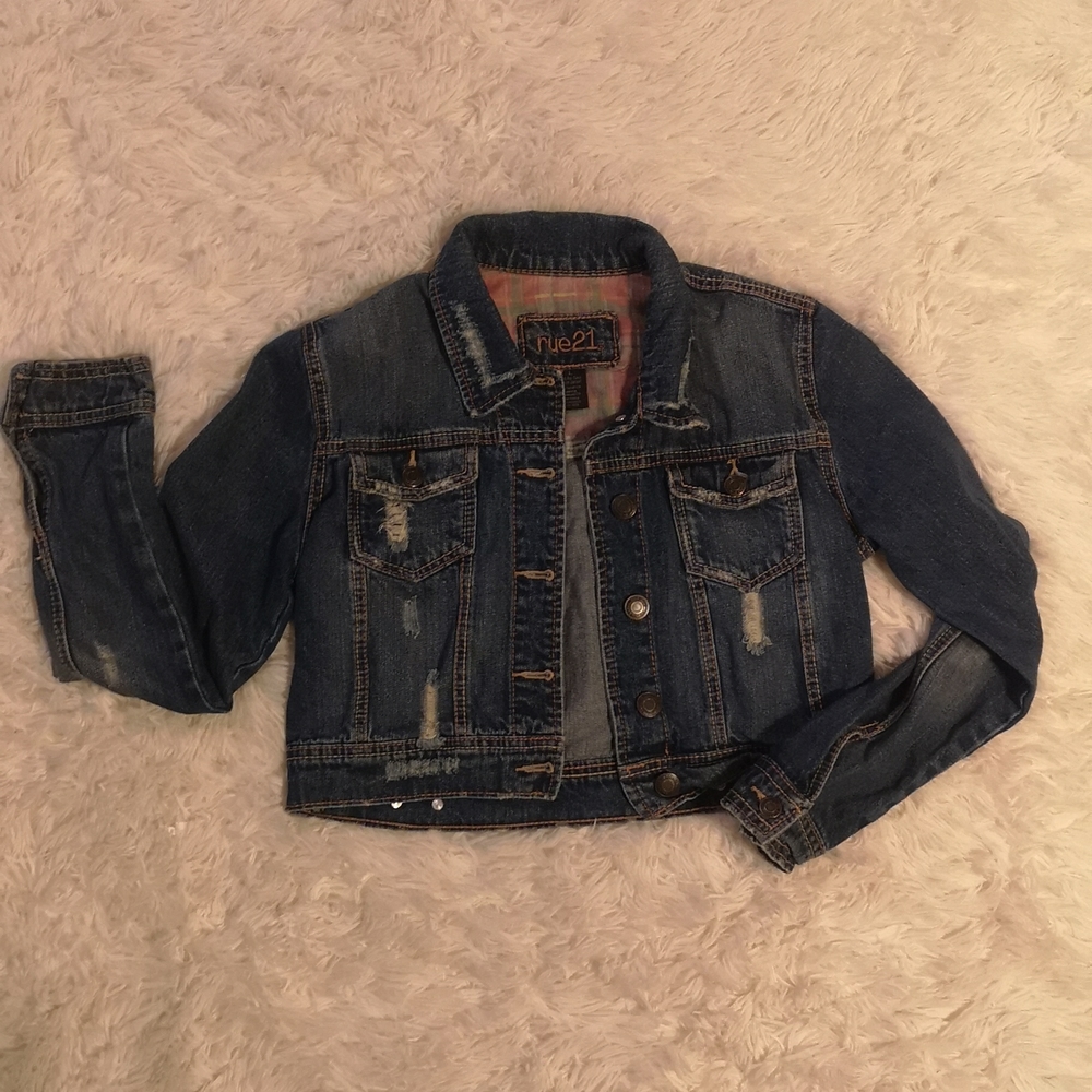 Rue21 rip torn crop fit denim jacket, fits like a medium.